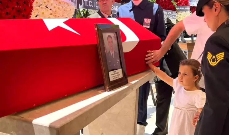 Minik Deniz’den şehit babasına son bakış