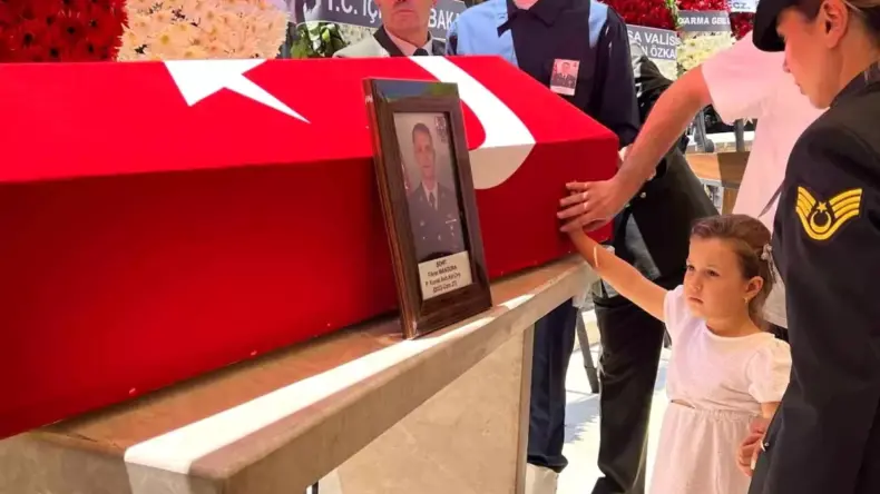 Minik Deniz’den şehit babasına son bakış
