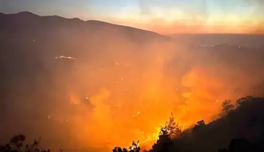 Alevler Uşak ve Manisa’yı aynı anda sardı: 21 ev boşaltıldı