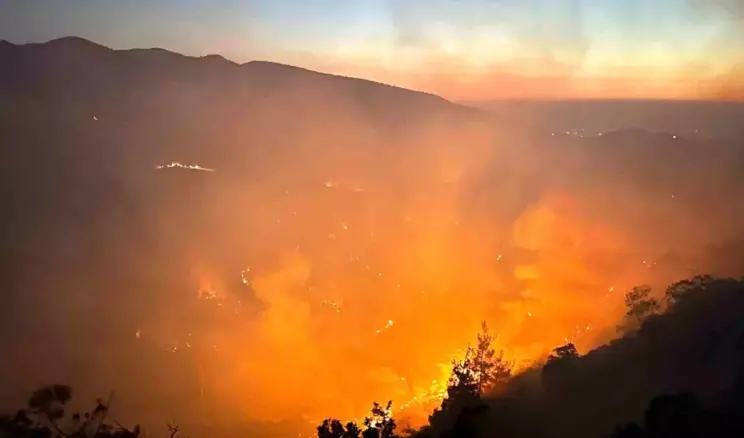 Alevler Uşak ve Manisa’yı aynı anda sardı: 21 ev boşaltıldı